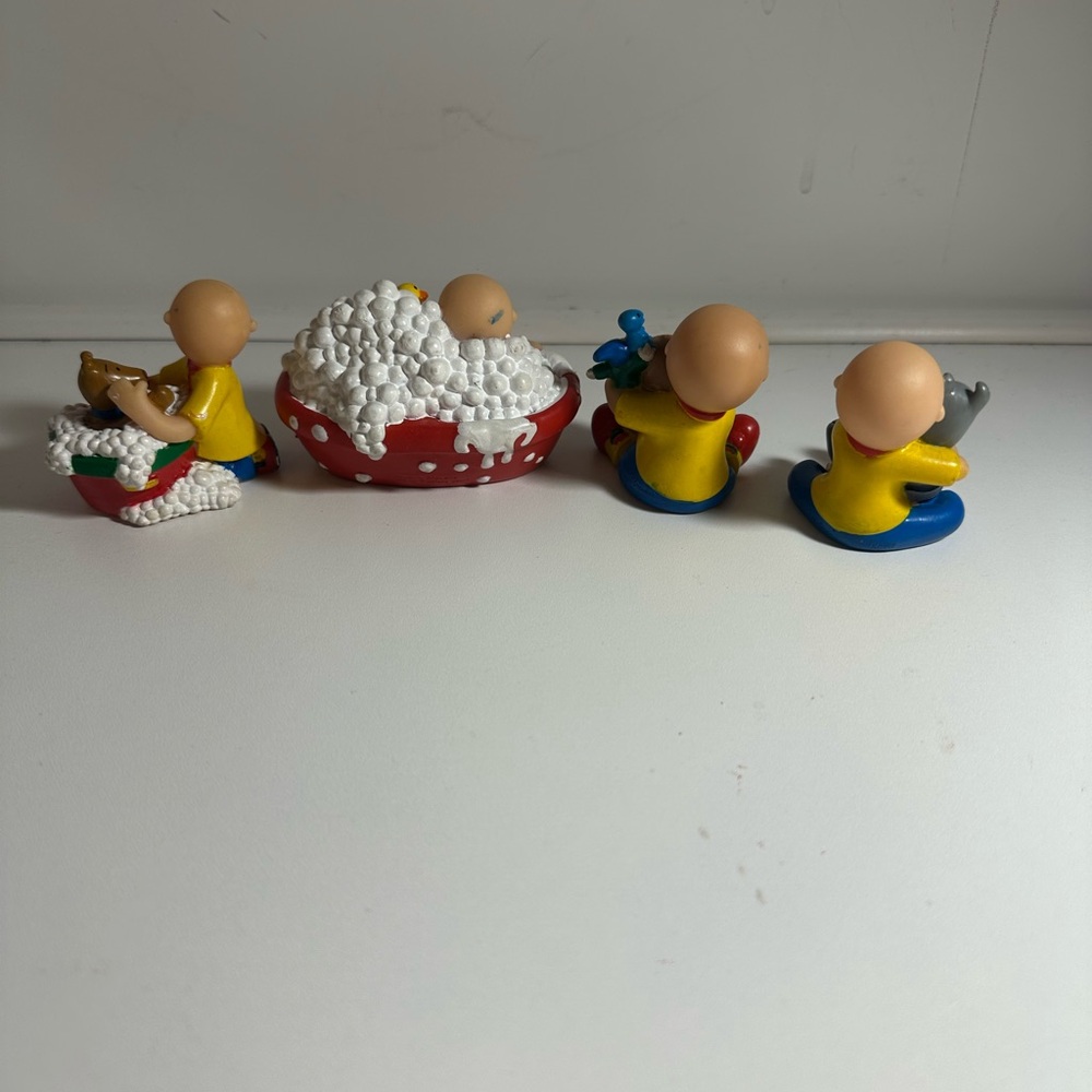 Vintage 90’s/early 2000s Caillou bath time toys - Picture 2 of 2